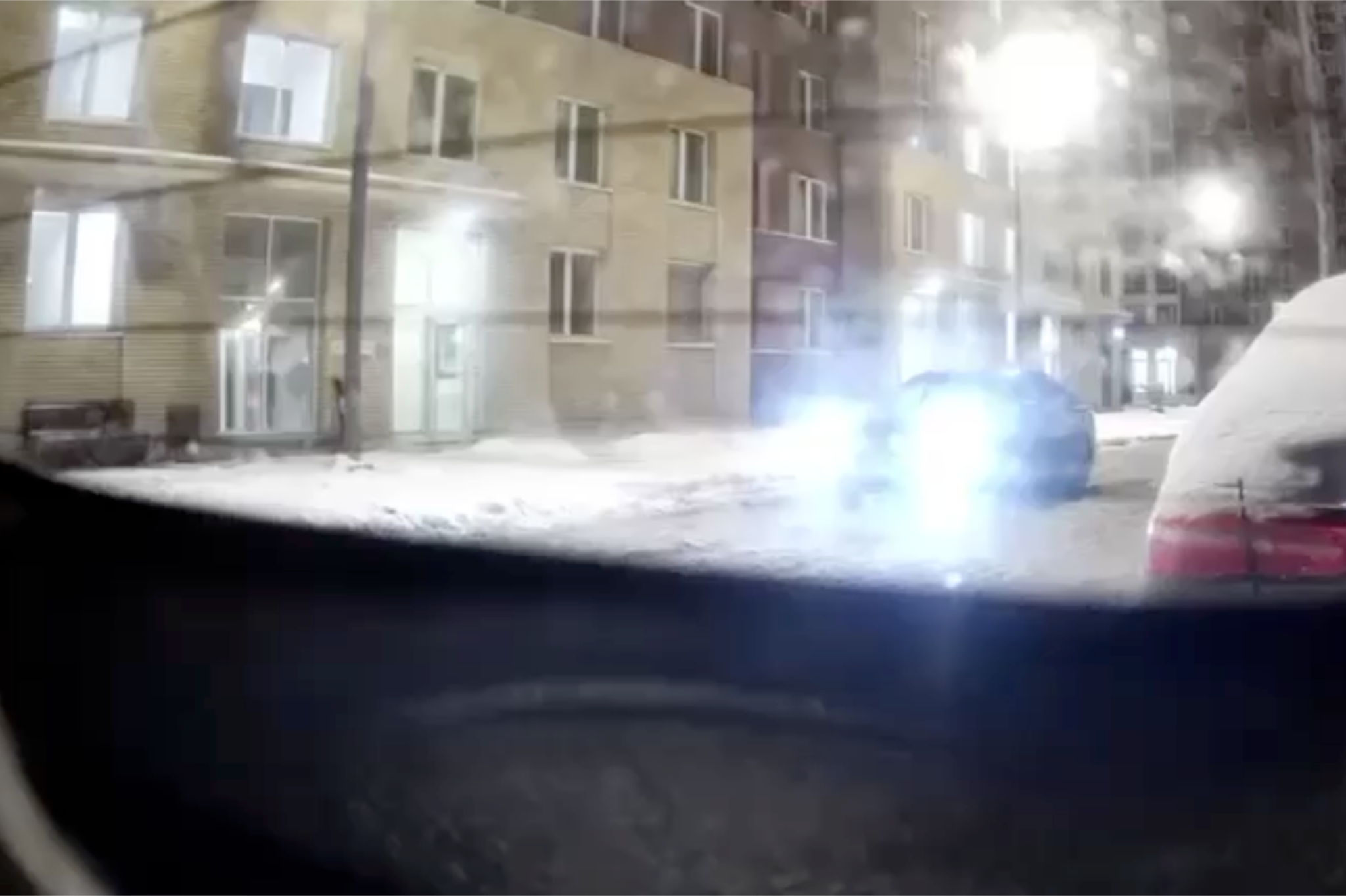 На початку ролика зображена засніжена вулиця близько 6 ранку.
